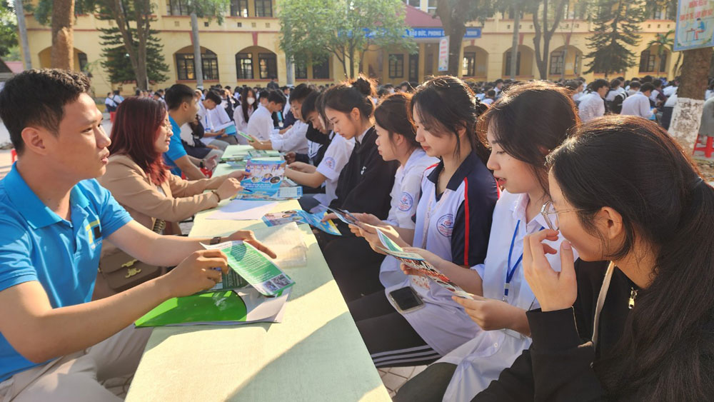 Lục Nam: Tư vấn, hướng nghiệp cho gần 1.200 học sinh THPT