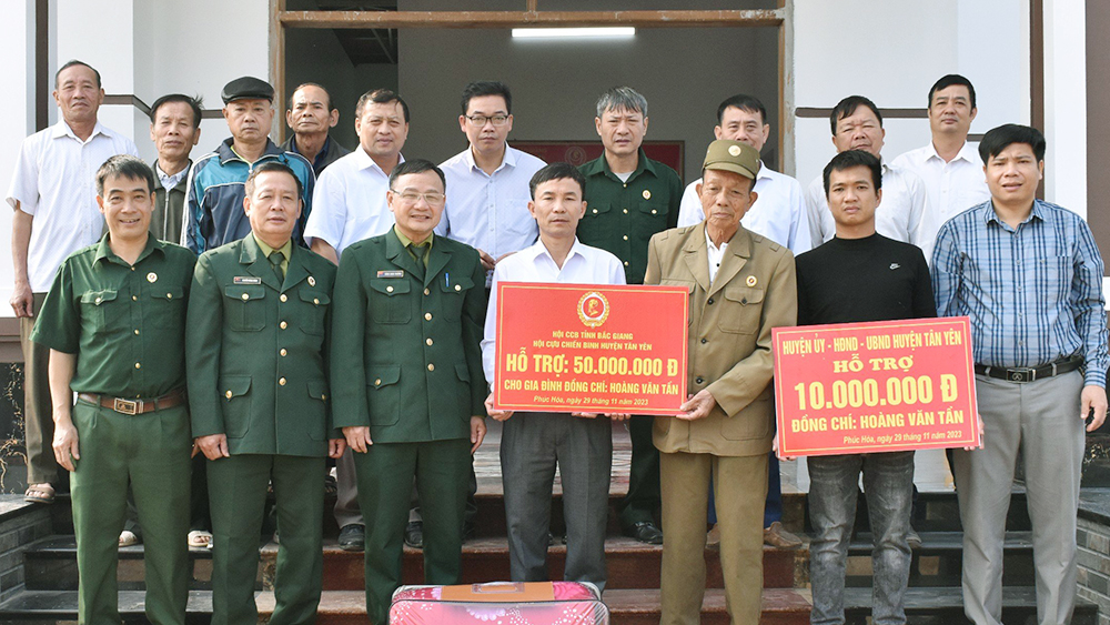 Bắc Giang: Trao tiền hỗ trợ xây nhà “Nghĩa tình cựu chiến binh”