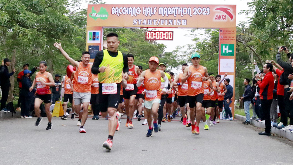 Hơn 250 vận động viên tham gia Giải chạy "Bắc Giang Half Marathon - Nối vòng tay lớn"