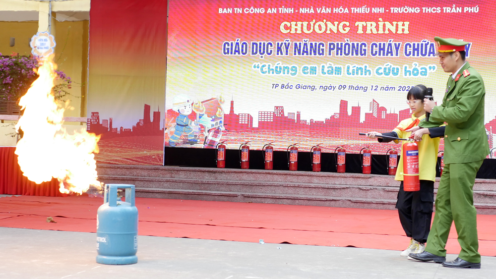 Bắc Giang: Gần 1 nghìn học sinh được tuyên truyền về kỹ năng phòng cháy, chữa cháy