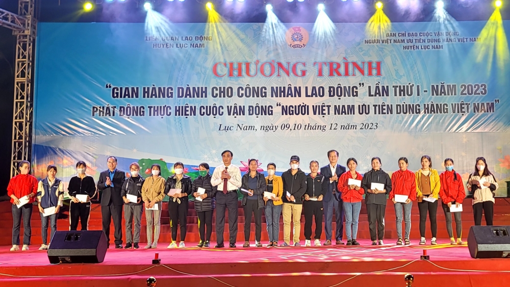 Tổ chức 50 gian hàng ưu đãi dành cho công nhân lao động huyện Lục Nam