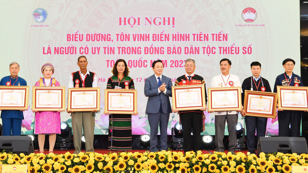 Bắc Giang: 9 người có uy tín trong đồng bào dân tộc thiểu số được tôn vinh