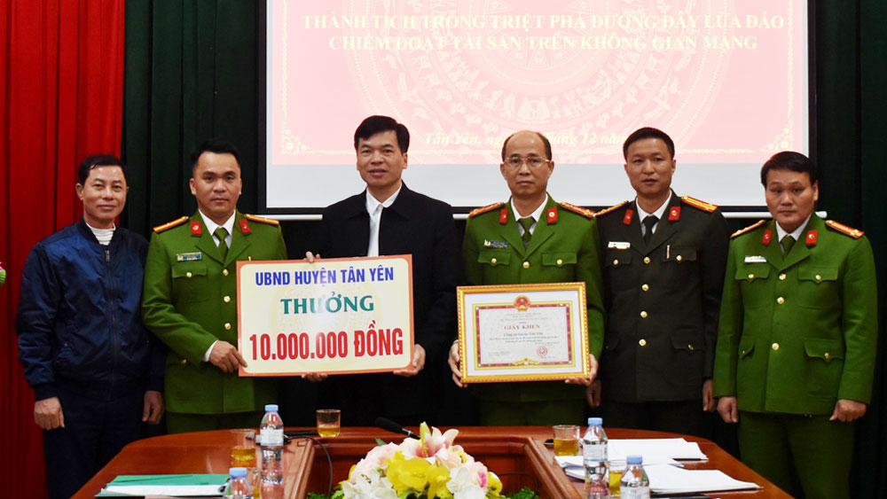 Khen thưởng Công an huyện Tân Yên triệt phá đường dây lừa đảo chiếm đoạt tài sản