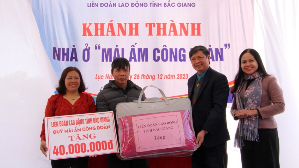 Liên đoàn Lao động tỉnh trao kinh phí hỗ trợ xây nhà "Mái ấm công đoàn" tại huyện Lục Nam