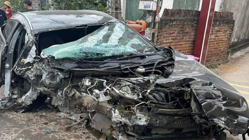 Lục Nam: Lái xe ô tô bị thương do va vào cột biển báo