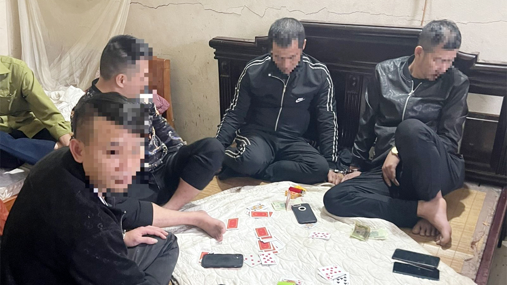 Công an xã Tân Dĩnh bắt quả tang 8 đối tượng đánh bạc