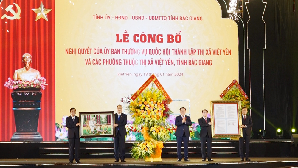 CLIP GHÉP TIN : Chủ tịch Quốc hội Vương Đình Huệ trao Nghị quyết của Ủy ban Thường vụ Quốc hội về thành lập thị xã Việt Yên