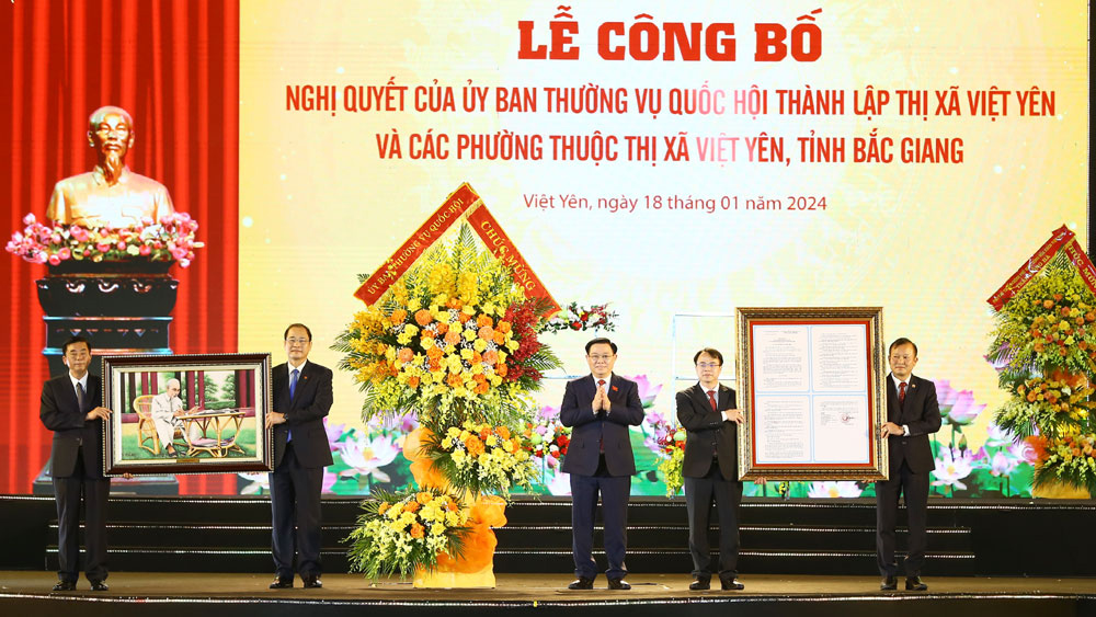 Chủ tịch Quốc hội Vương Đình Huệ trao Nghị quyết của Ủy ban Thường vụ Quốc hội về thành lập thị xã Việt Yên