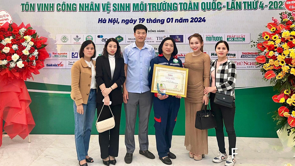 Nữ công nhân Công ty cổ phần Quản lý đô thị Bắc Giang nhận giải thưởng “Cây chổi Vàng”