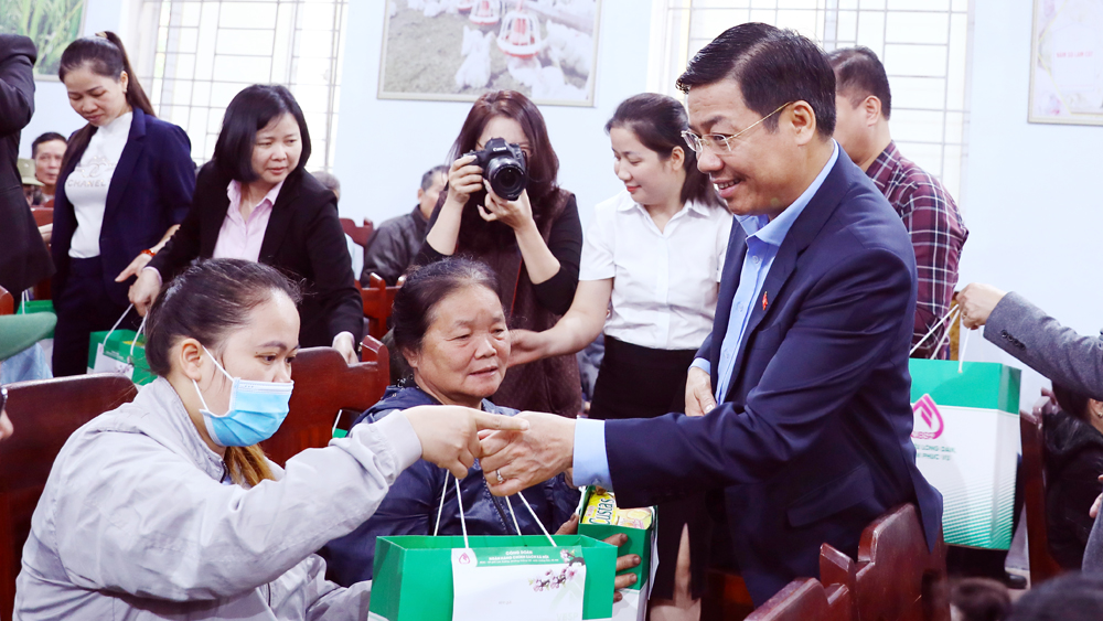Bí thư Tỉnh ủy Bắc Giang Dương Văn Thái tặng quà Tết tại huyện Tân Yên