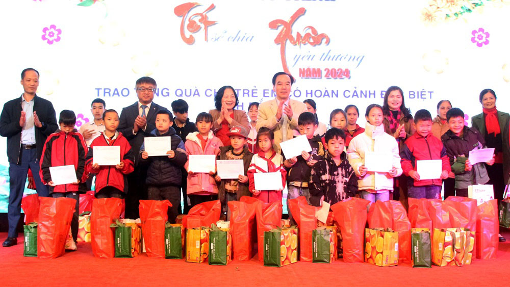 Chương trình "Tết sẻ chia, Xuân yêu thương": Trao 162 suất quà cho trẻ em hoàn cảnh đặc biệt khó khăn tại Bắc Giang