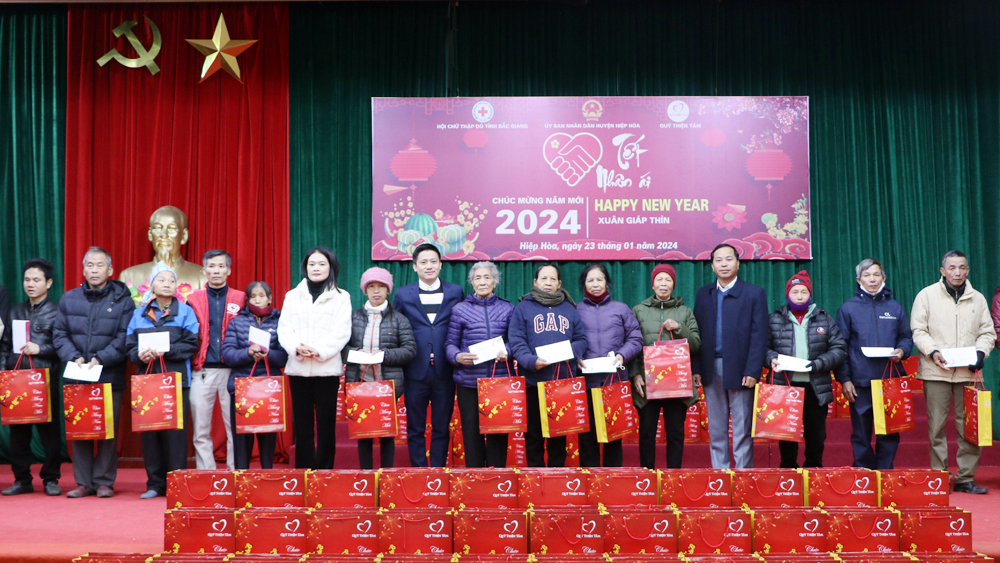 Quỹ Thiện Tâm tặng 260 suất quà Tết cho hộ nghèo huyện Hiệp Hòa