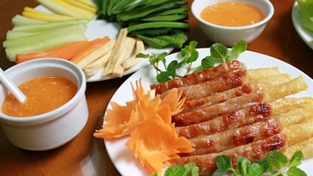 Ninh Hòa grilled fermented pork recognised among top 10 specialties of Việt Nam in 2023 by Asia Book of Records