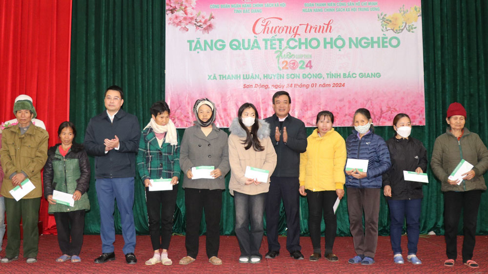 Công đoàn Ngân hàng CSXH Chi nhánh tỉnh Bắc Giang tặng quà Tết cho hộ nghèo huyện Sơn Động