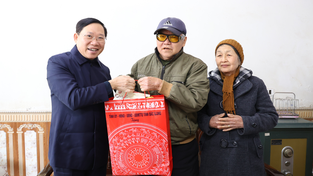 Chủ tịch UBND tỉnh Lê Ánh Dương thăm, tặng quà người có công, người cao tuổi tại Lục Ngạn