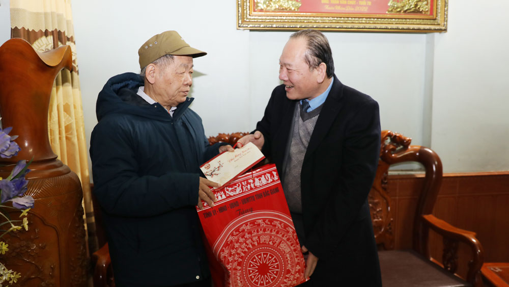 Chủ tịch Ủy ban MTTQ tỉnh Bắc Giang Trần Công Thắng thăm, tặng quà gia đình người có công tiêu biểu