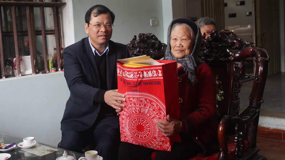 Phó Chủ tịch UBND tỉnh Phan Thế Tuấn tặng quà người có công