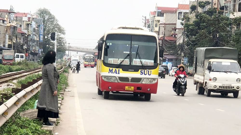 Cận Tết, “xe dù, bến cóc” hoạt động mạnh