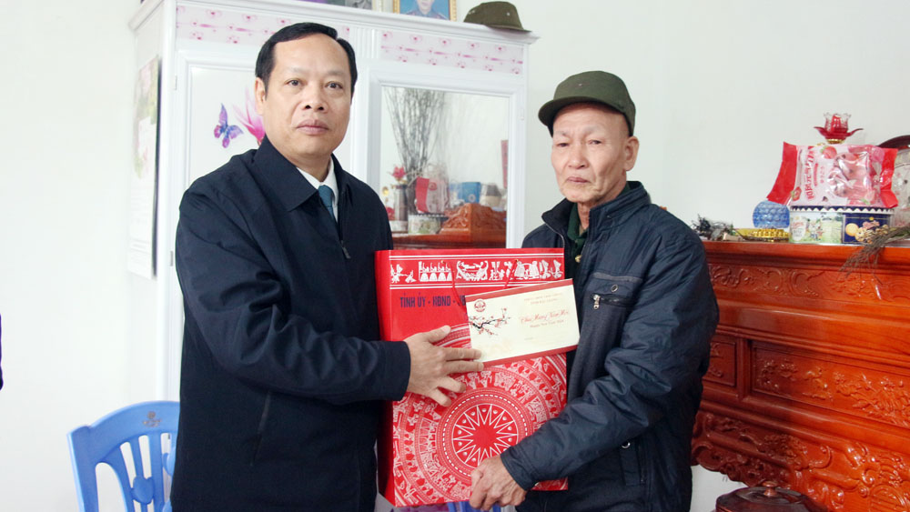 Phó Chủ tịch HĐND tỉnh Nghiêm Xuân Hưởng thăm, tặng quà người có công tiêu biểu tại huyện Hiệp Hòa