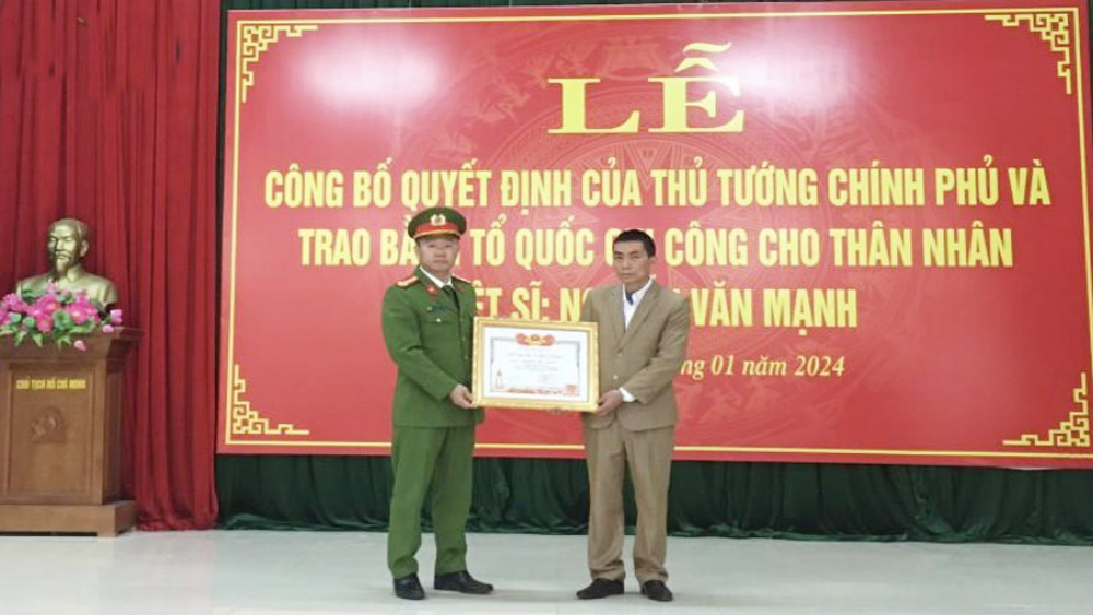 Công an tỉnh Bắc Giang trao Bằng Tổ quốc ghi công cho thân nhân liệt sĩ Nguyễn Văn Mạnh
