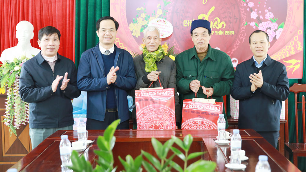 Phó Chủ tịch Thường trực UBND tỉnh Mai Sơn tặng quà Tết tại huyện Lạng Giang
