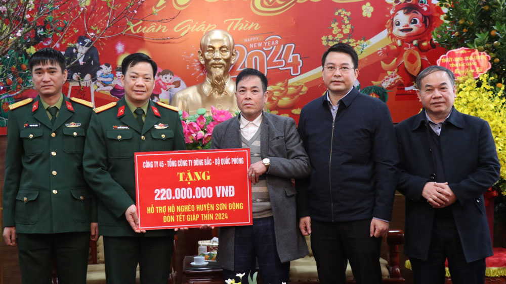 Công ty 45 trao 220 triệu đồng hỗ trợ hộ nghèo huyện Sơn Động đón Tết