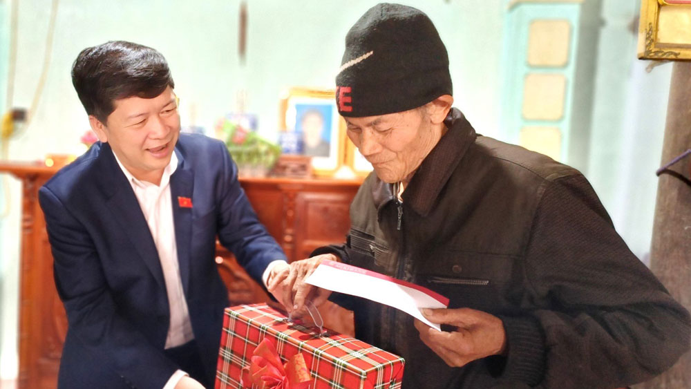 Phó Chủ nhiệm Ủy ban Văn hóa - Giáo dục của Quốc hội Tạ Văn Hạ tặng quà Tết tại huyện Sơn Động