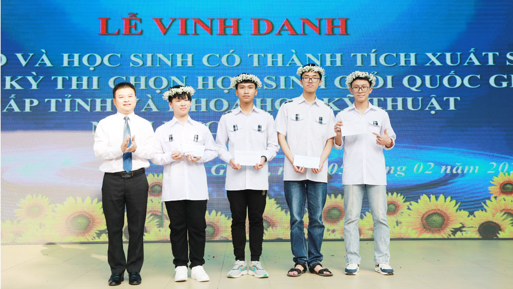 Trường THPT Chuyên Bắc Giang vinh danh giáo viên bồi dưỡng, học sinh đạt thành tích xuất sắc trong các kỳ thi