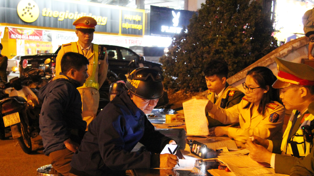 Cảnh sát giao thông Hiệp Hòa kiểm tra nồng độ cồn xuyên đêm, xuyên Tết