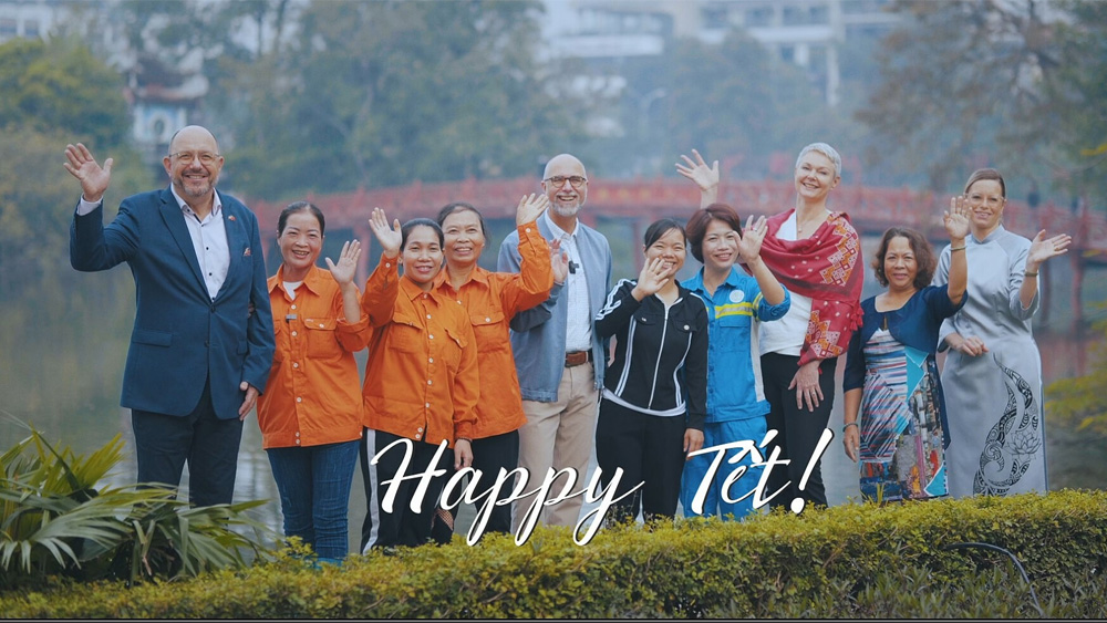 Ambassadors pay tribute to Vietnamese street workers ahead of Tet