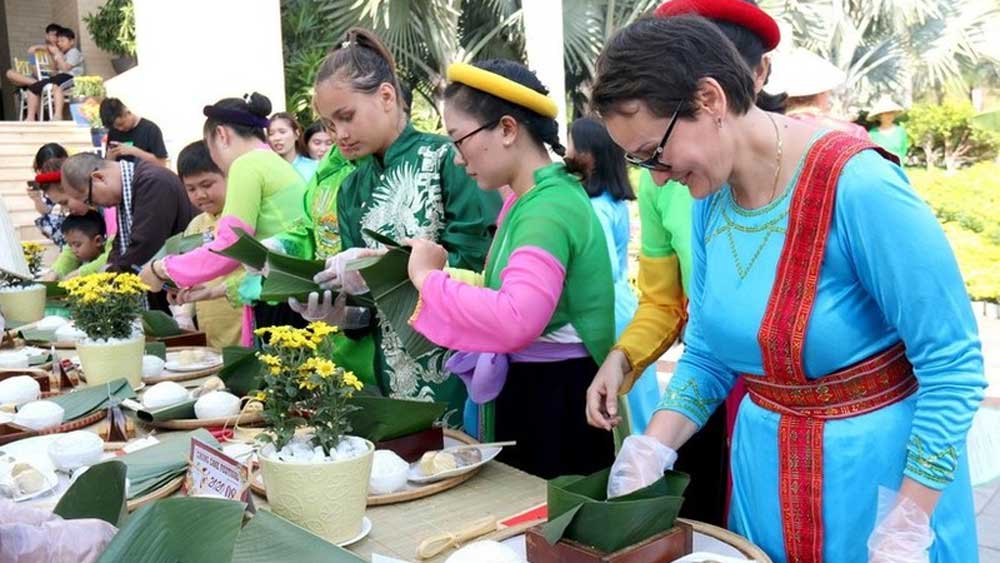 Vietnamese Tet Festival in the hearts of foreign friends