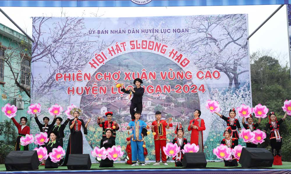 Luc Ngan’s Sloong hao singing festival and highland spring market open