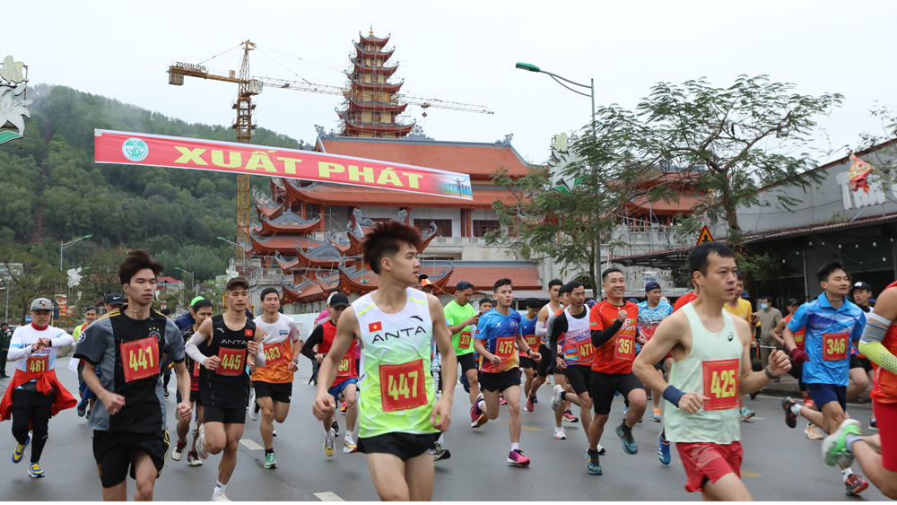 Yên Dũng: Gần 500 vận động viên tham gia Giải Việt dã leo núi “Chinh phục đỉnh Non Vua huyền thoại”
