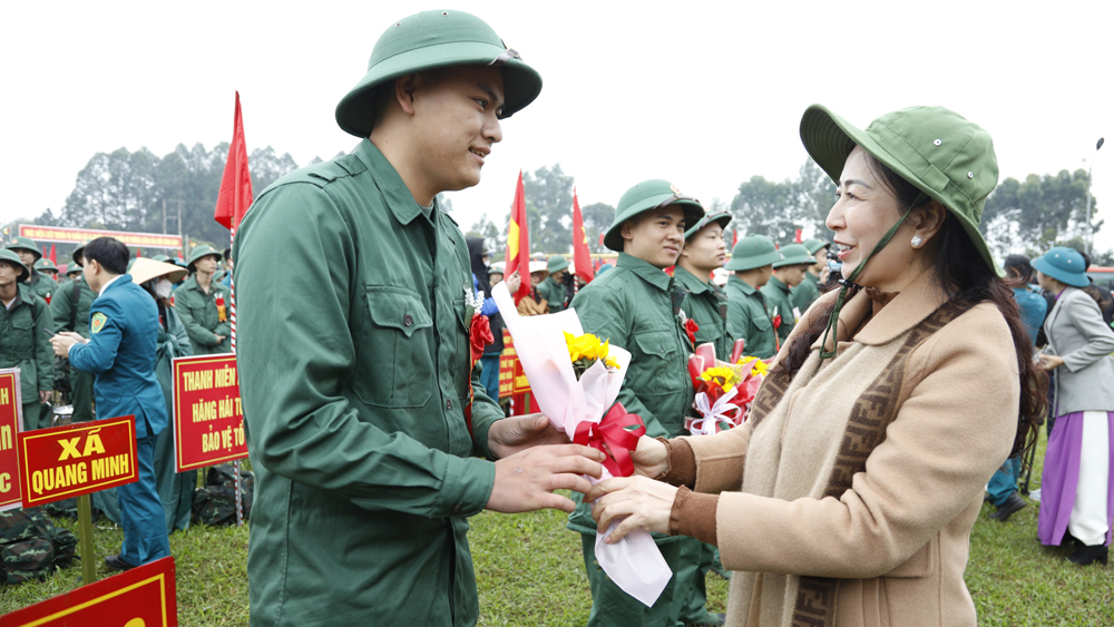 Phó Bí thư Thường trực Tỉnh ủy Lê Thị Thu Hồng dự lễ giao, nhận quân tại huyện Hiệp Hòa