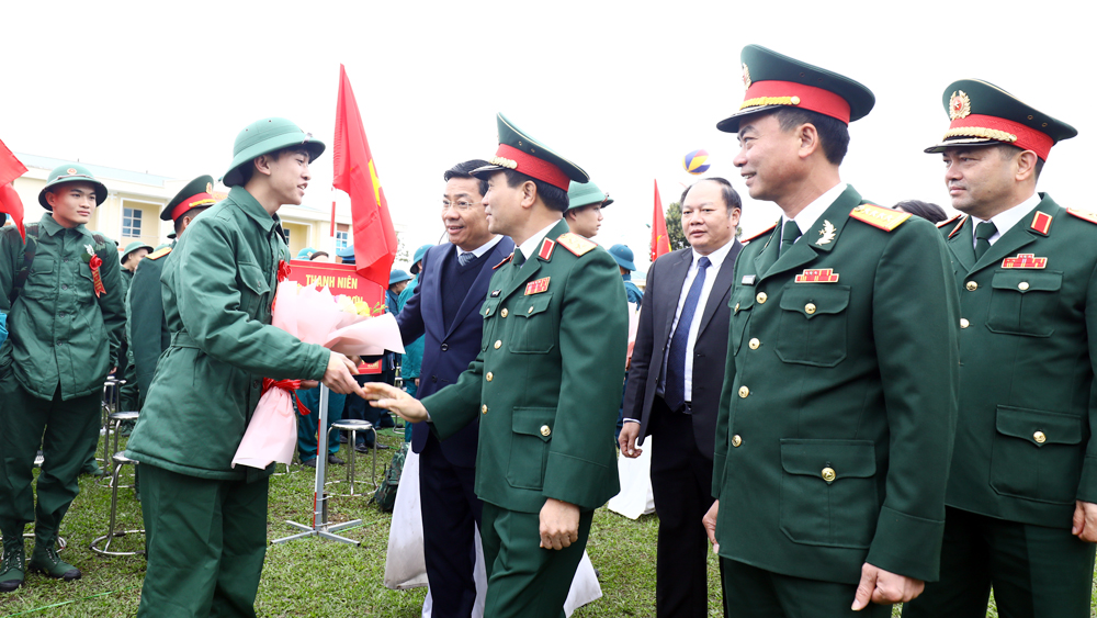 Bí thư Tỉnh ủy Bắc Giang Dương Văn Thái động viên tân binh tại thị xã Việt Yên