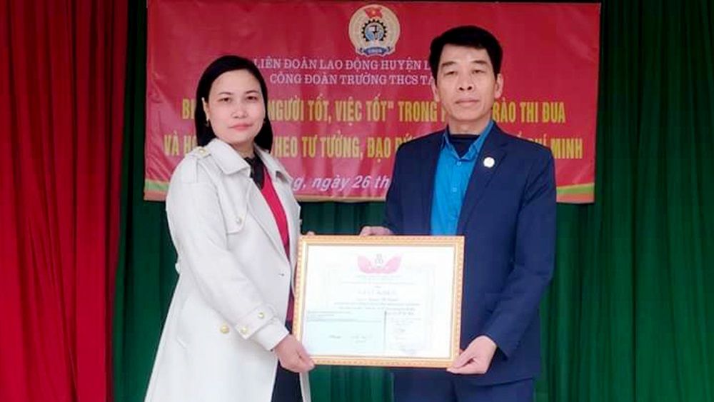 LĐLĐ huyện Lạng Giang khen thưởng cô giáo nhặt được 42 triệu đồng trả lại người mất