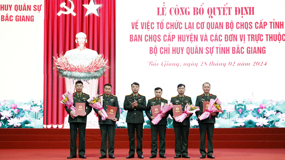 Bộ CHQS tỉnh Bắc Giang công bố một số quyết định về công tác tổ chức cán bộ
