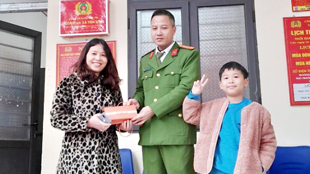 Công an xã Tiên Sơn (thị xã Việt Yên) trả lại tài sản cho người dân