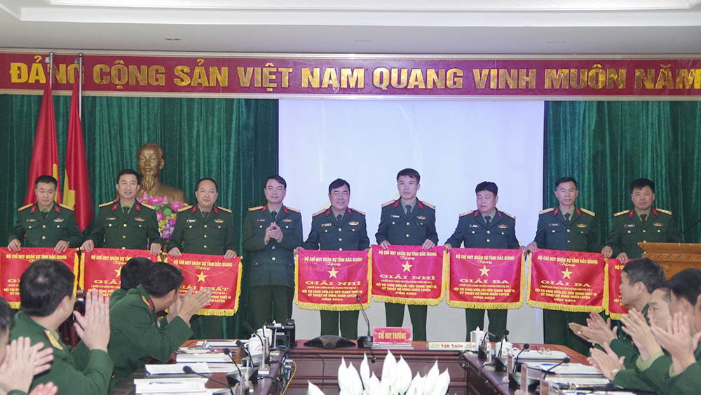 Bộ CHQS tỉnh Bắc Giang trao 21 giải cho các tập thể, cá nhân có sáng kiến xuất sắc