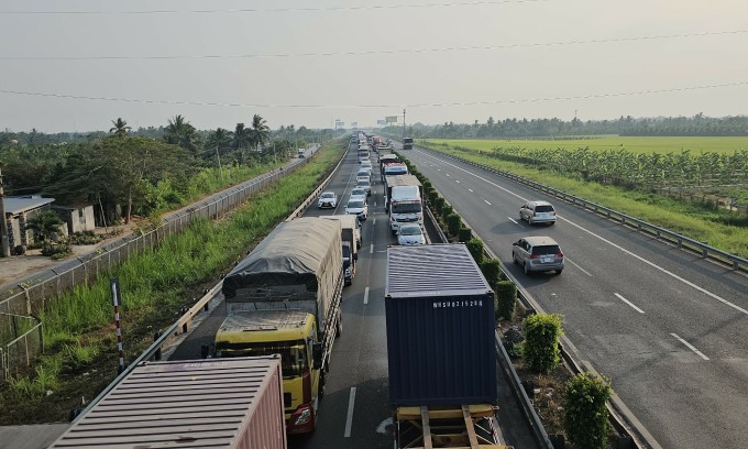 Hai tai nạn liên hoàn trên cao tốc TP Hồ Chí Minh - Trung Lương, phương tiện ùn tắc 10 km