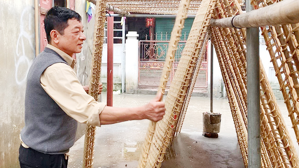 Giữ gìn nghề làm bánh đa nem truyền thống