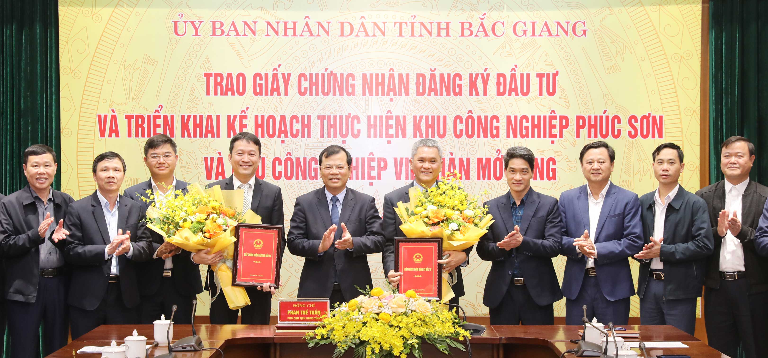 Trao giấy chứng nhận đầu tư, triển khai kế hoạch xây dựng KCN Phúc Sơn và Việt Hàn mở rộng