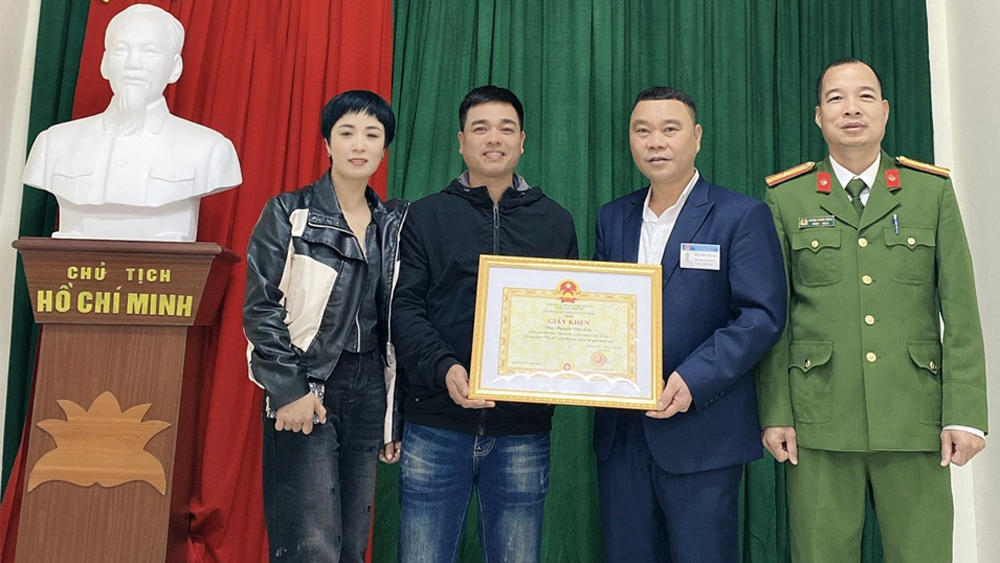 Lạng Giang: Khen thưởng công dân nhặt được của rơi trả lại người đánh mất