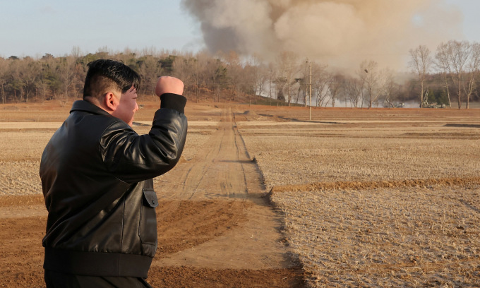 Chủ tịch Triều Tiên Kim Jong-un chỉ đạo diễn tập pháo phản lực siêu lớn