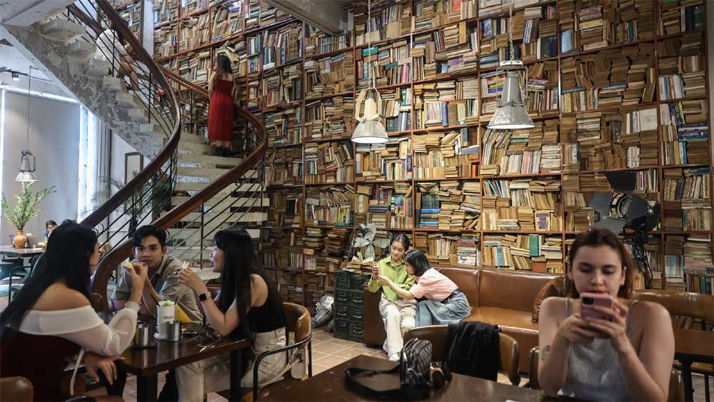 Quán cà phê trang trí hơn ba tấn sách cũ ở TP Hồ Chí Minh