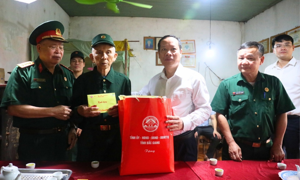Đồng chí Nghiêm Xuân Hưởng tặng quà CCB, cựu TNXP tham gia Chiến dịch Điện Biên Phủ
