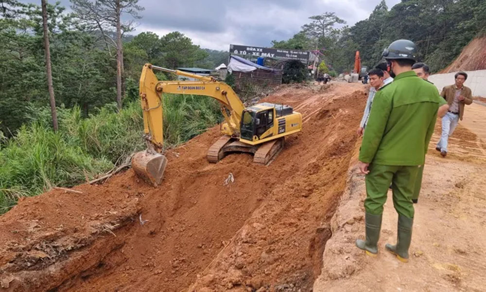 Sạt lở đất ở Hà Tĩnh, 2 người thương vong