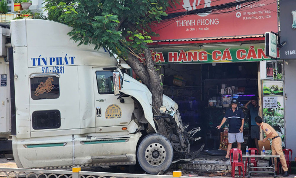 Cây xanh ngăn xe container lao vào cửa hàng ở TP Hồ Chí Minh