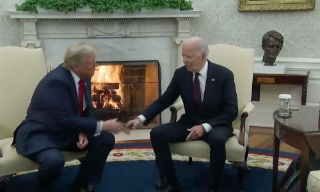 Tổng thống Joe Biden chào mừng ông Donald Trump trở lại Nhà Trắng