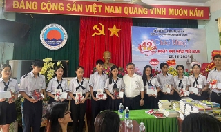 Trường chuyên ở Phú Yên tặng sách cho học trò ngày 20/11